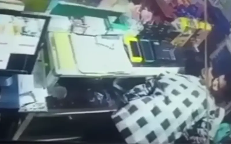 تداول مقطع فيديو لـ صاحب سوبر ماركت يتحرش بالأطفال الصغار مقابل كيس شيبسي